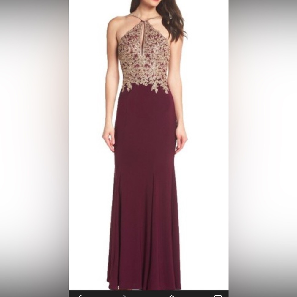 Avery Burgundy and Gold Maxi Dress
Caja 1